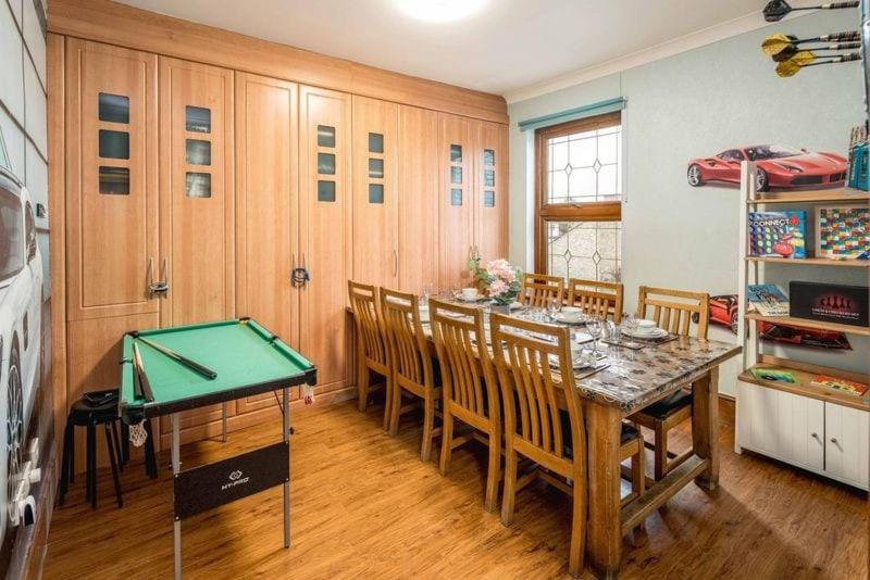 Huge 6 Beds House in Zone 2 London-MobileRateOffers-Families-Leisure-Parking-WiFi-PoolTable-Netflix-Sleeps15!