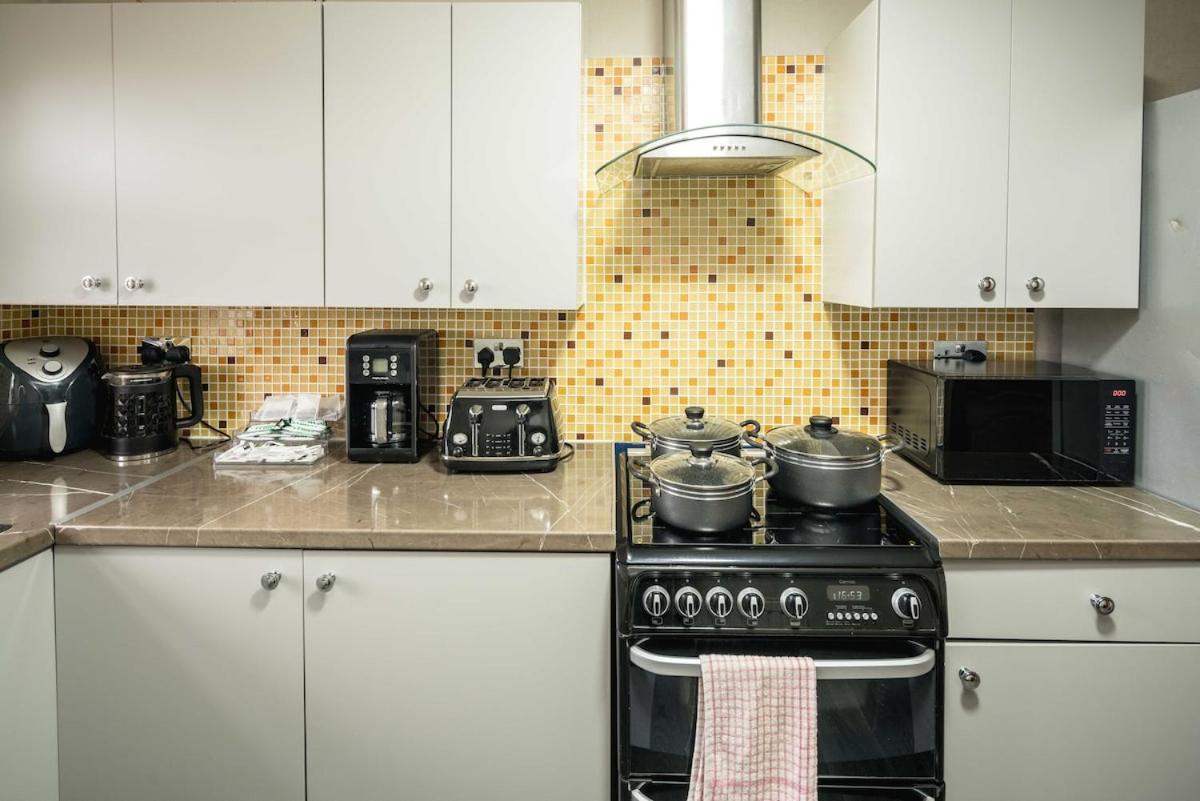 Huge 6 Beds House in Zone 2 London-MobileRateOffers-Families-Leisure-Parking-WiFi-PoolTable-Netflix-Sleeps15!