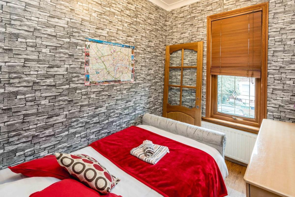 Huge 6 Beds House in Zone 2 London-MobileRateOffers-Families-Leisure-Parking-WiFi-PoolTable-Netflix-Sleeps15!