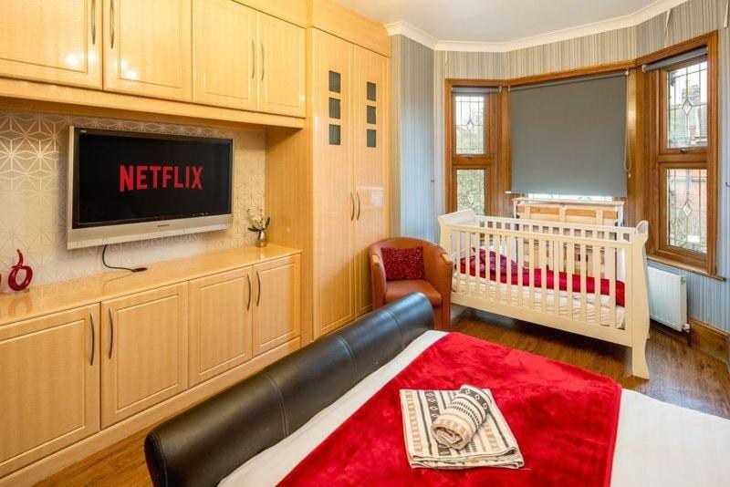 Huge 6 Beds House in Zone 2 London-MobileRateOffers-Families-Leisure-Parking-WiFi-PoolTable-Netflix-Sleeps15!