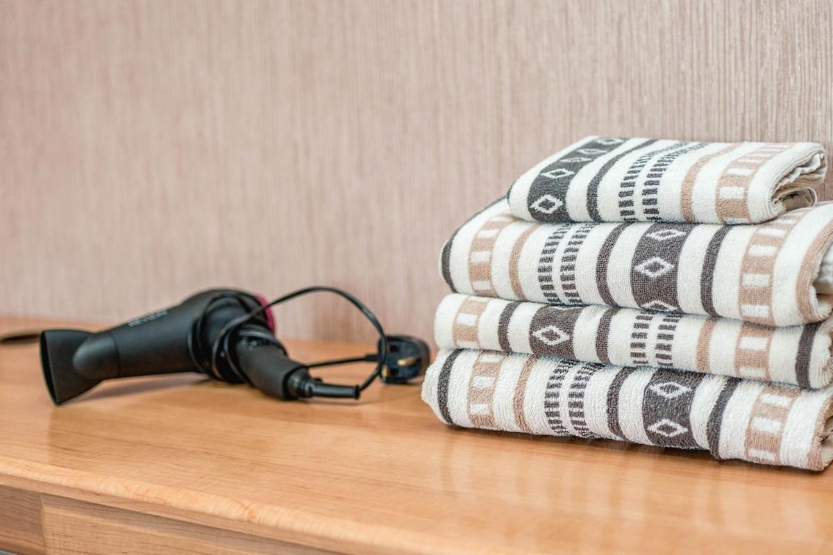 Huge 6 Beds House in Zone 2 London-MobileRateOffers-Families-Leisure-Parking-WiFi-PoolTable-Netflix-Sleeps15!