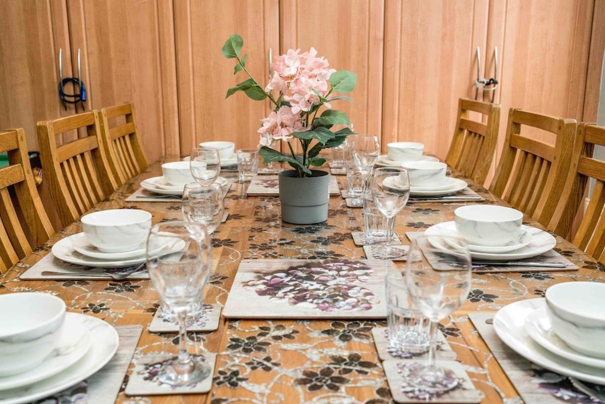 Huge 6 Beds House in Zone 2 London-MobileRateOffers-Families-Leisure-Parking-WiFi-PoolTable-Netflix-Sleeps15!