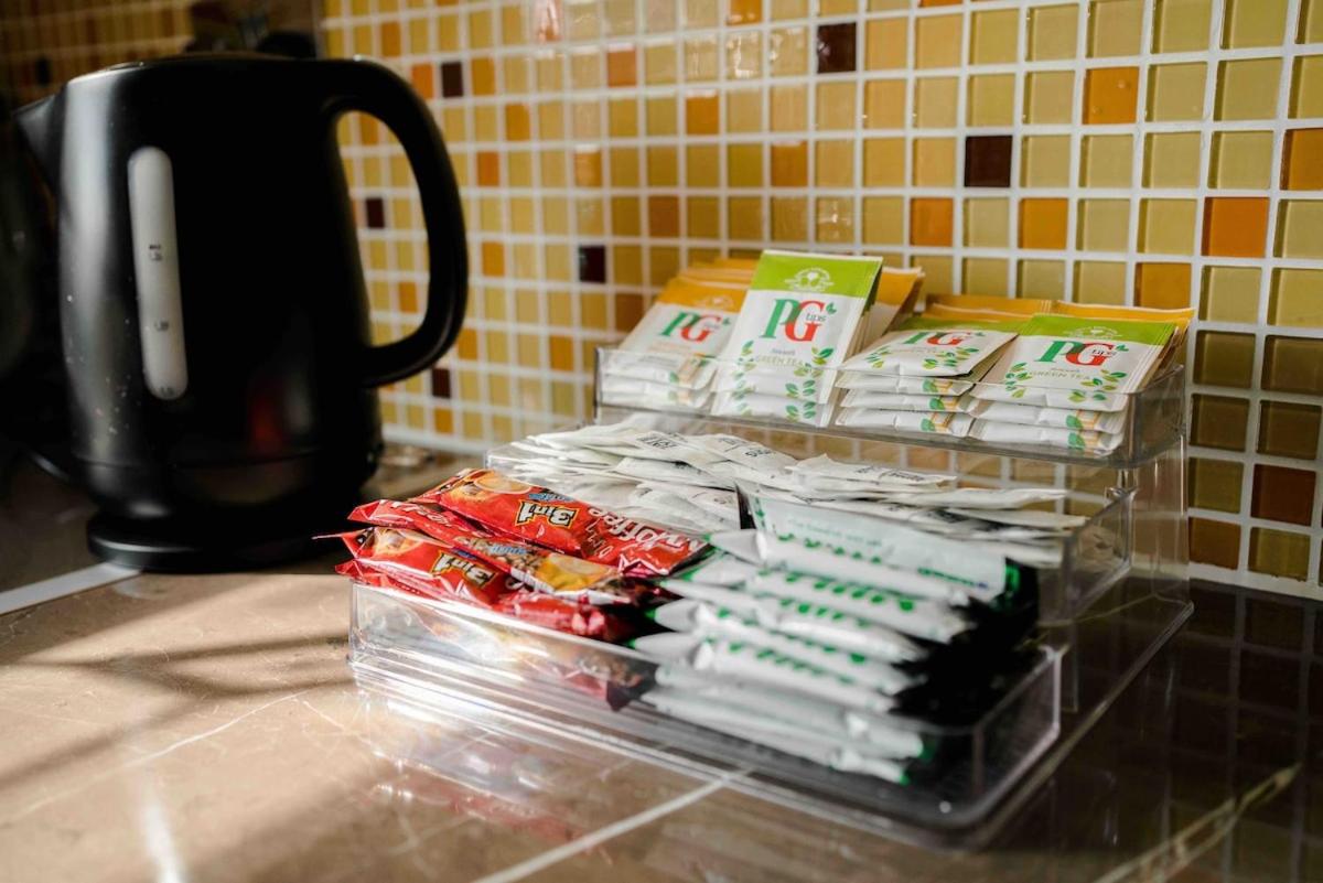 Huge 6 Beds House in Zone 2 London-MobileRateOffers-Families-Leisure-Parking-WiFi-PoolTable-Netflix-Sleeps15!