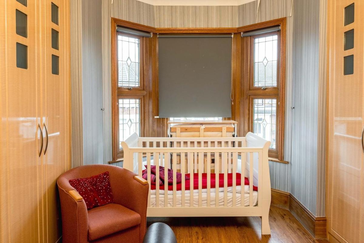 Huge 6 Beds House in Zone 2 London-MobileRateOffers-Families-Leisure-Parking-WiFi-PoolTable-Netflix-Sleeps15!