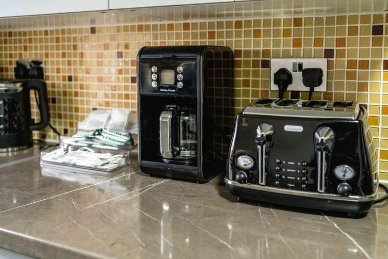 Huge 6 Beds House in Zone 2 London-MobileRateOffers-Families-Leisure-Parking-WiFi-PoolTable-Netflix-Sleeps15!