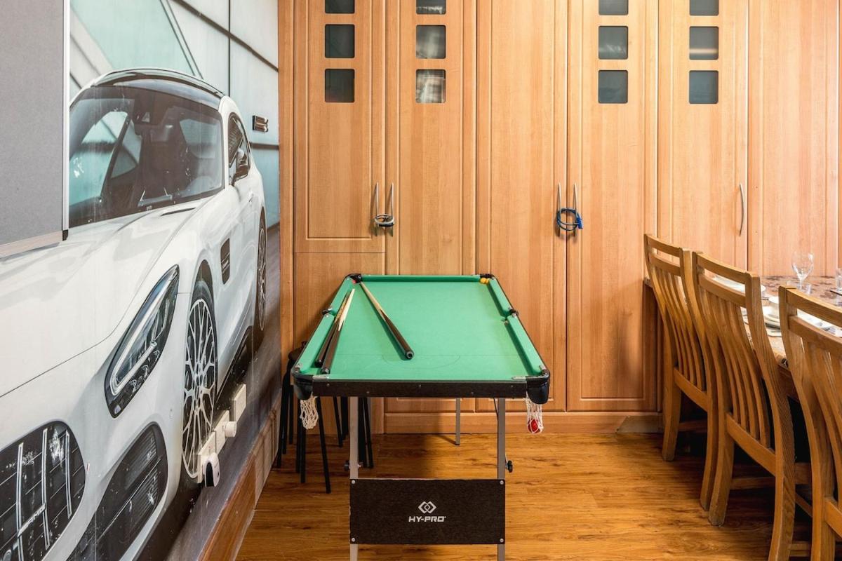 Huge 6 Beds House in Zone 2 London-MobileRateOffers-Families-Leisure-Parking-WiFi-PoolTable-Netflix-Sleeps15!