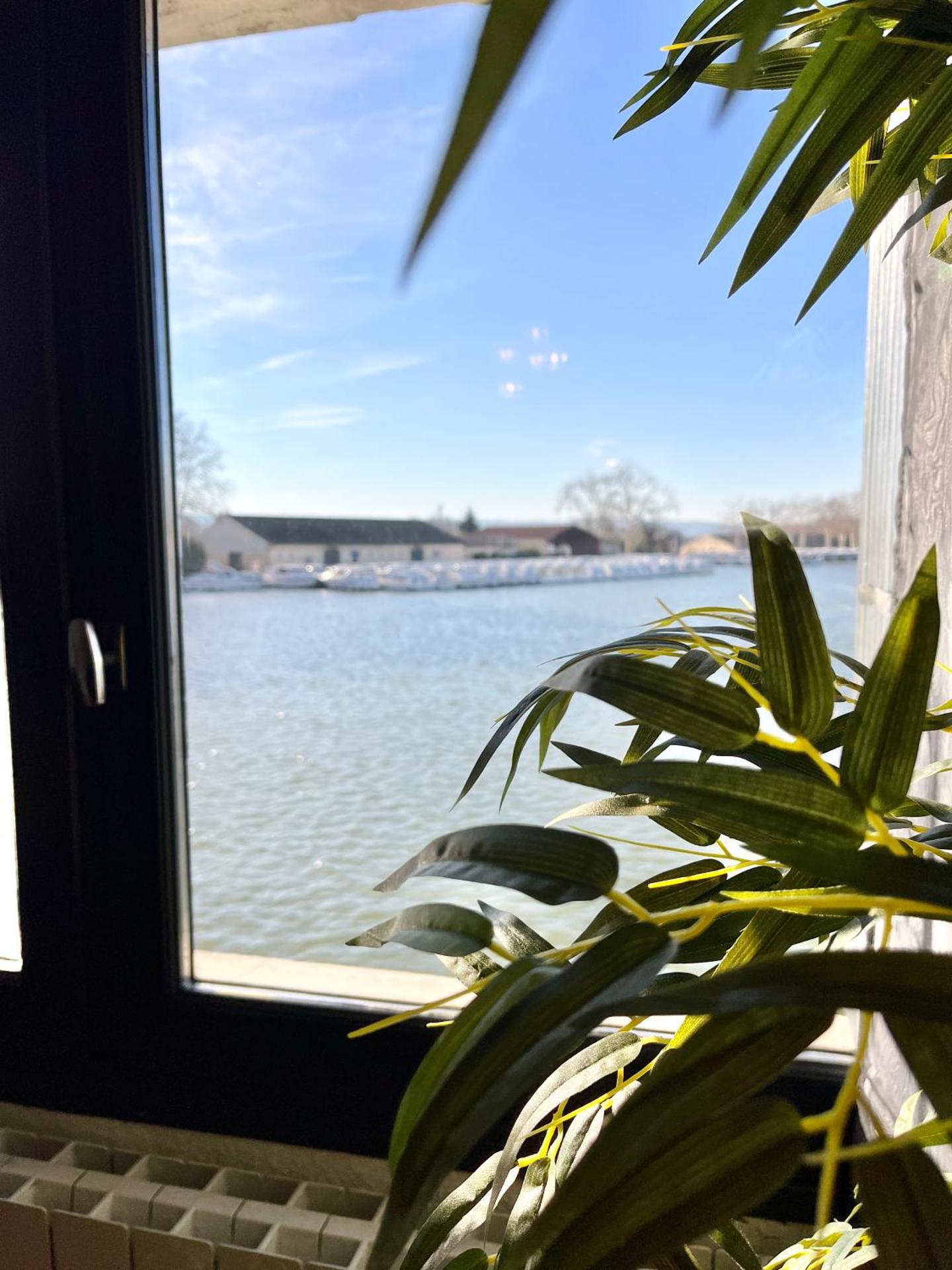 Le bassin - Vue canal du midi avec climatisation et garage
