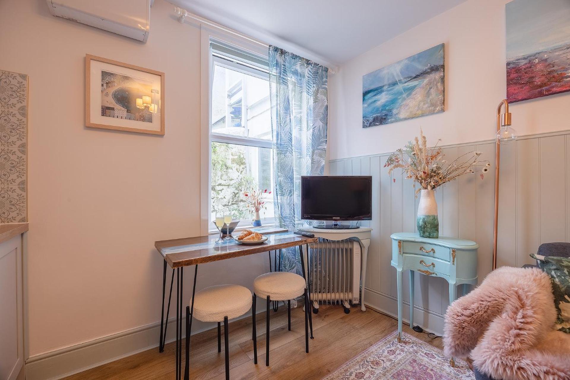 St Ives apartment less than 5 minutes walk to beach parking available