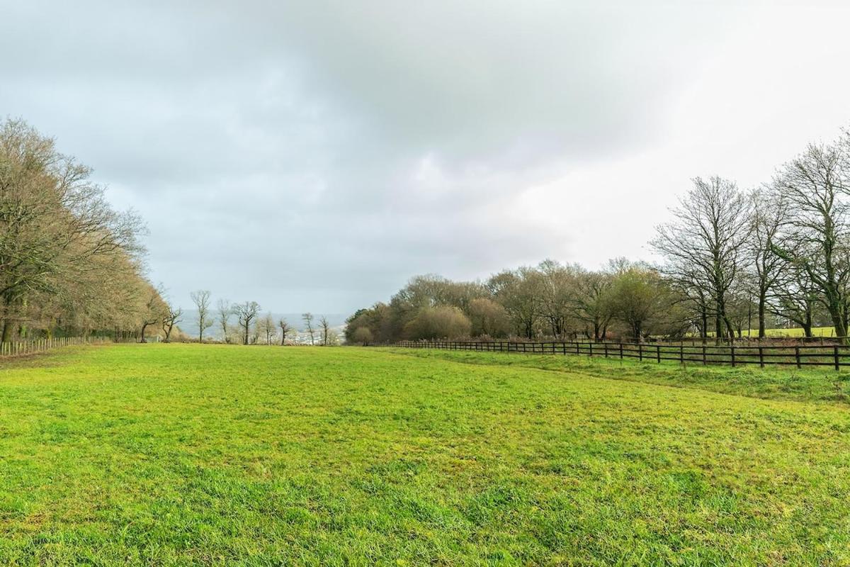 Lodge with log burner Contractors business private parking free Wi-Fi near M4