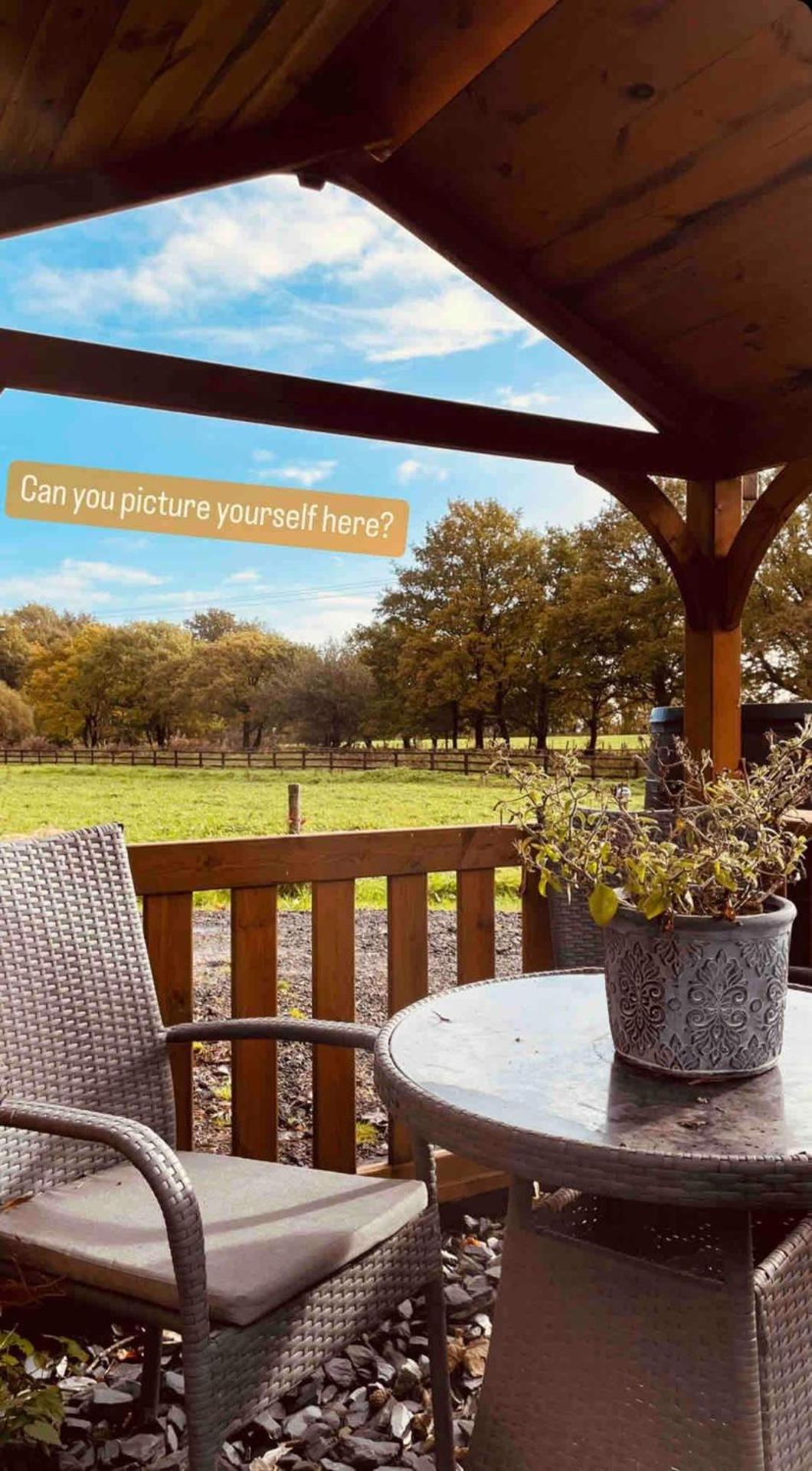 Lodge with log burner Contractors business private parking free Wi-Fi near M4