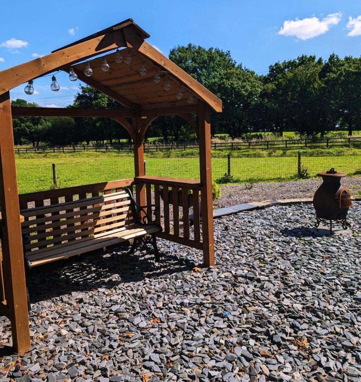 Lodge with log burner Contractors business private parking free Wi-Fi near M4