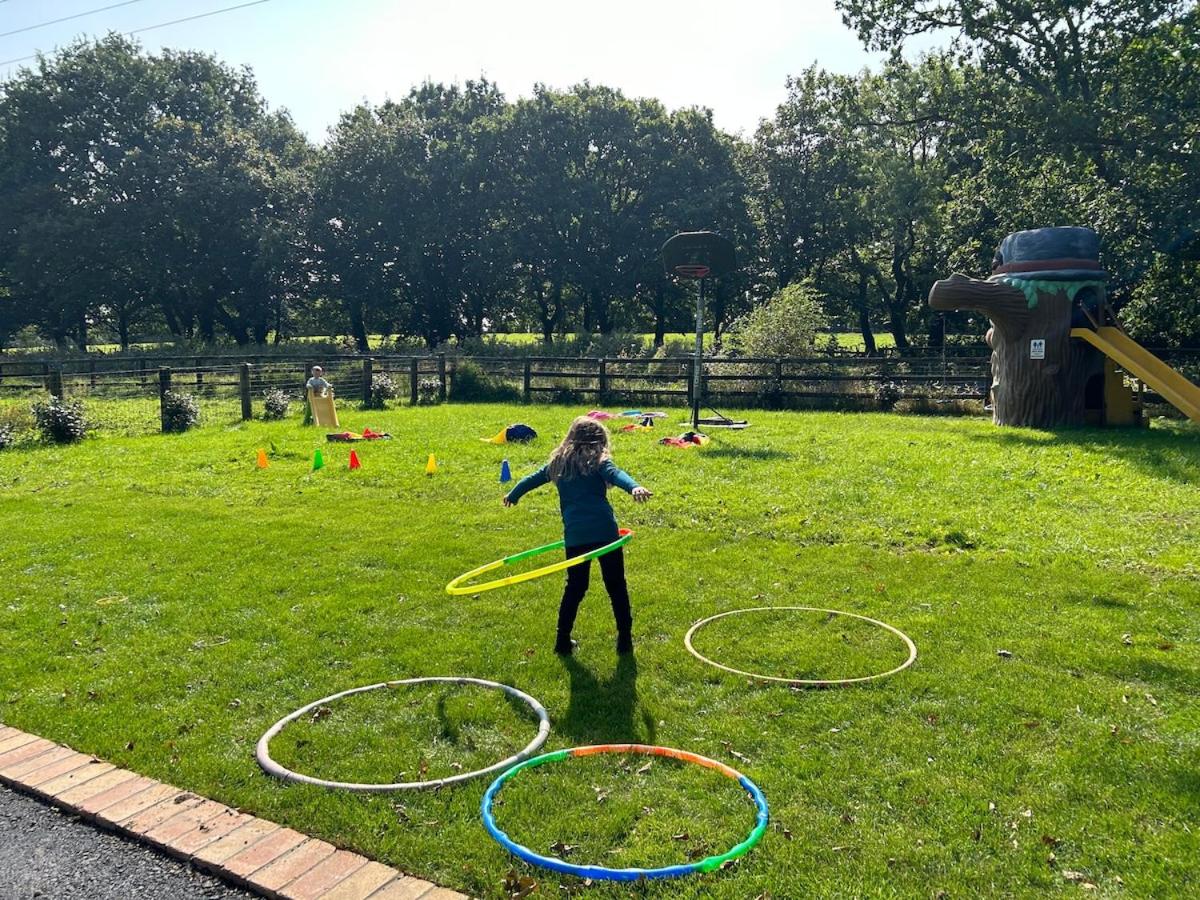 Lodge with log burner Contractors business private parking free Wi-Fi near M4