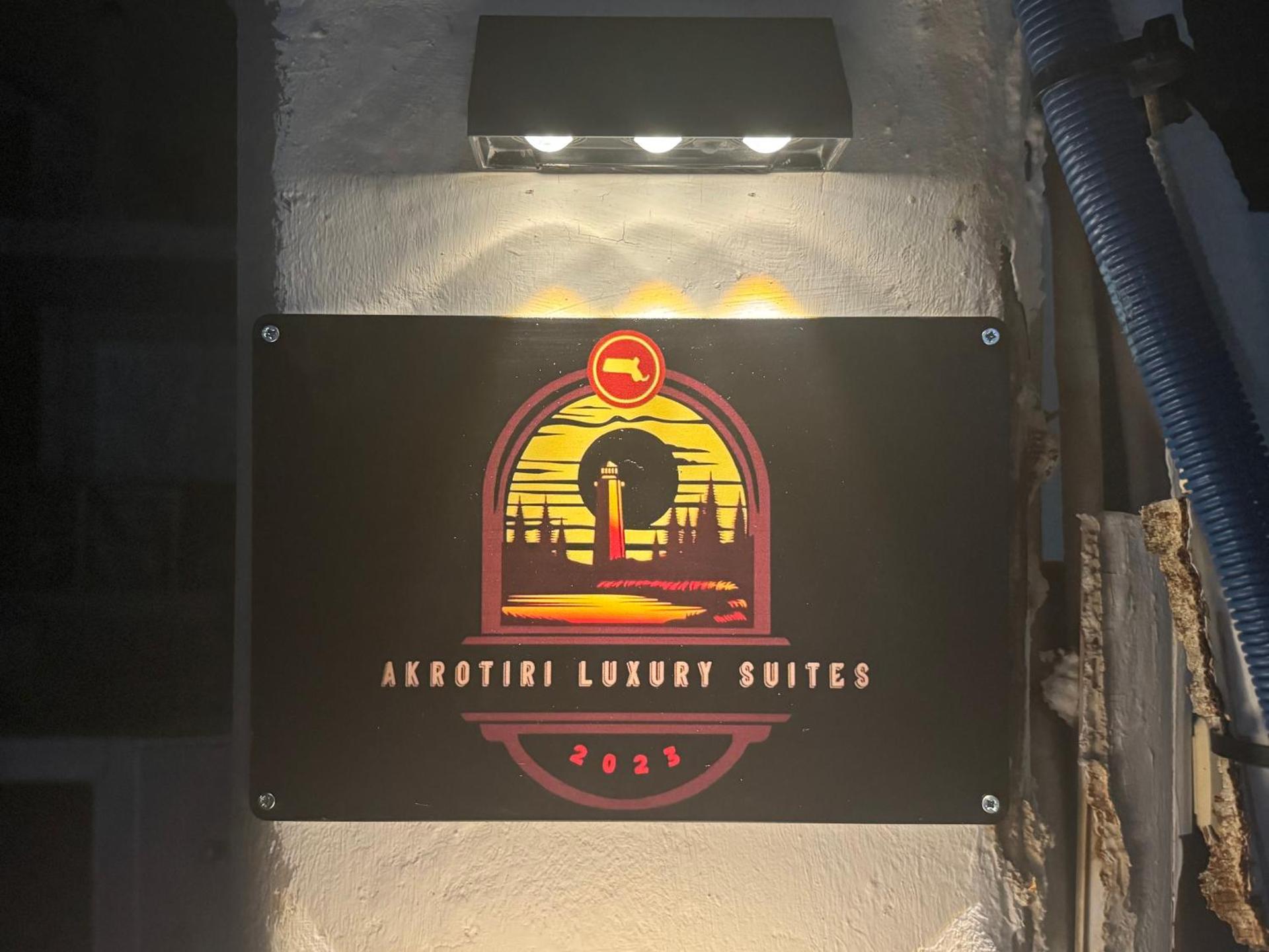 Akrotiri Luxury Suites