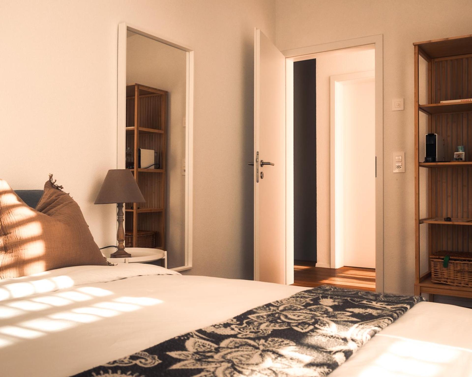 Lakeview Homestay - Private Guest Rooms & Bathroom