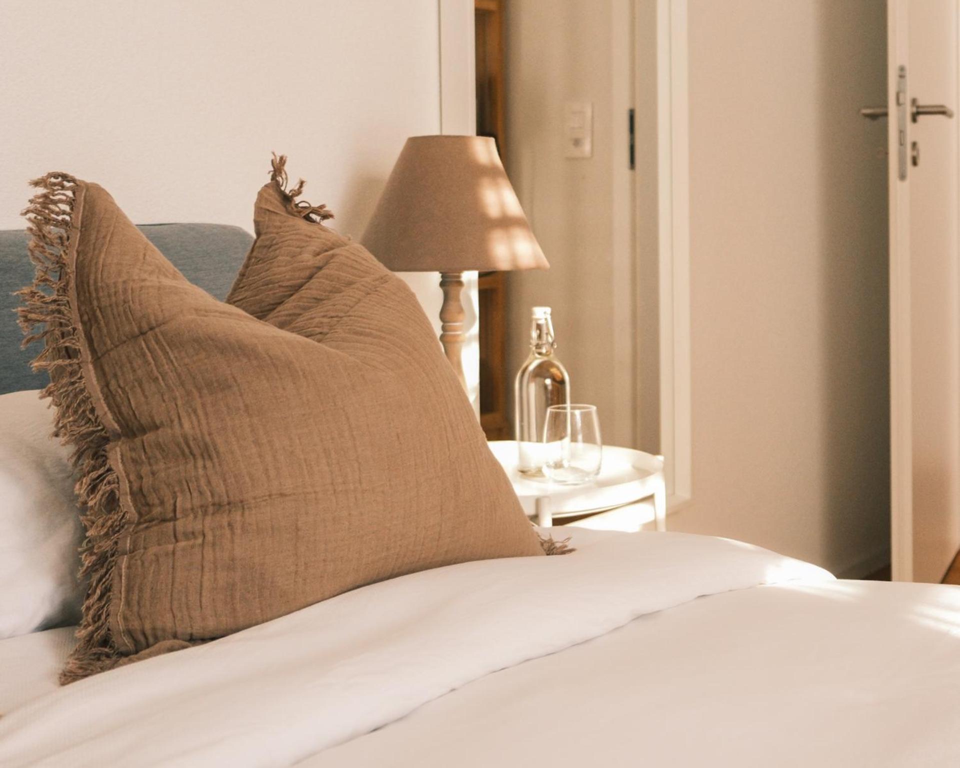 Lakeview Homestay - Private Guest Rooms & Bathroom