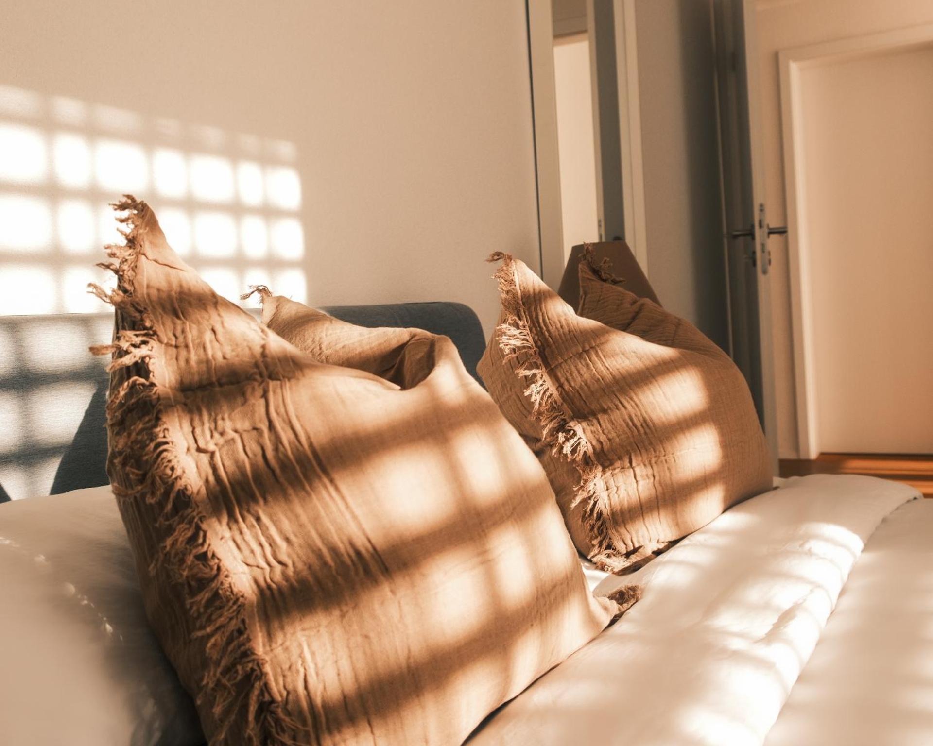 Lakeview Homestay - Private Guest Rooms & Bathroom