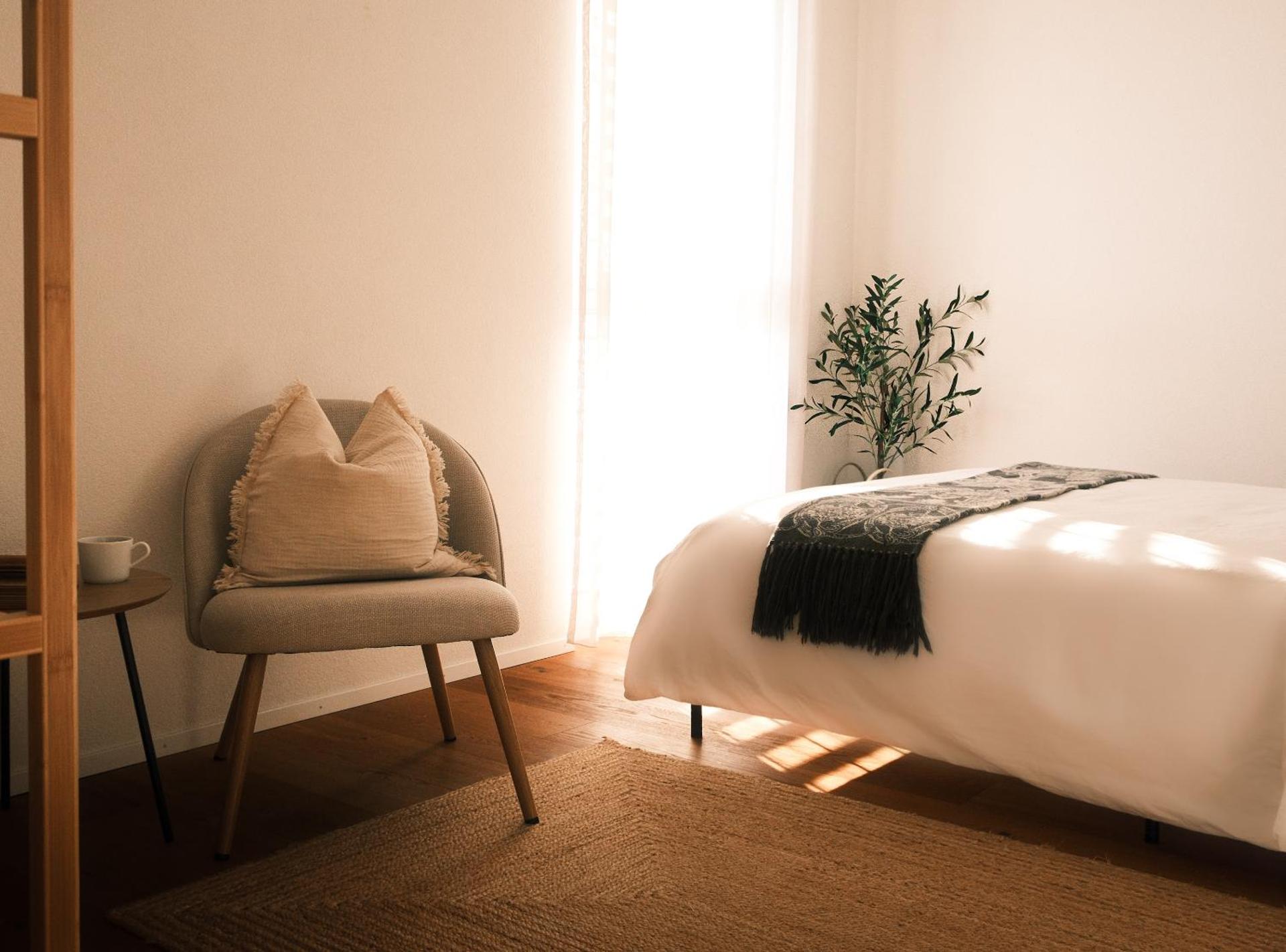 Lakeview Homestay - Private Guest Rooms & Bathroom