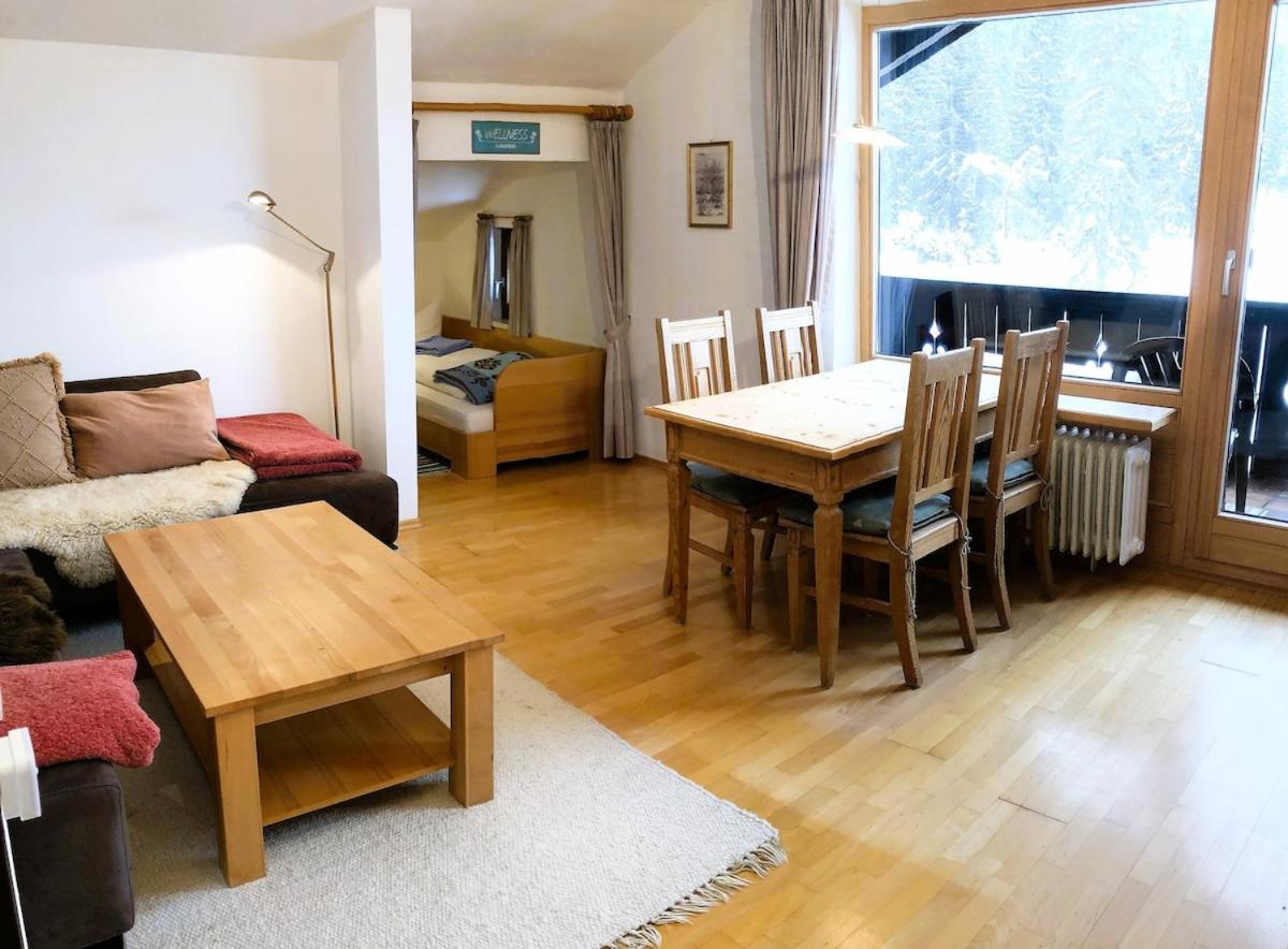 Ferienwohnung Farchanter Alm mit Schlafzimmer, Wohnzimmer und Schlafnische