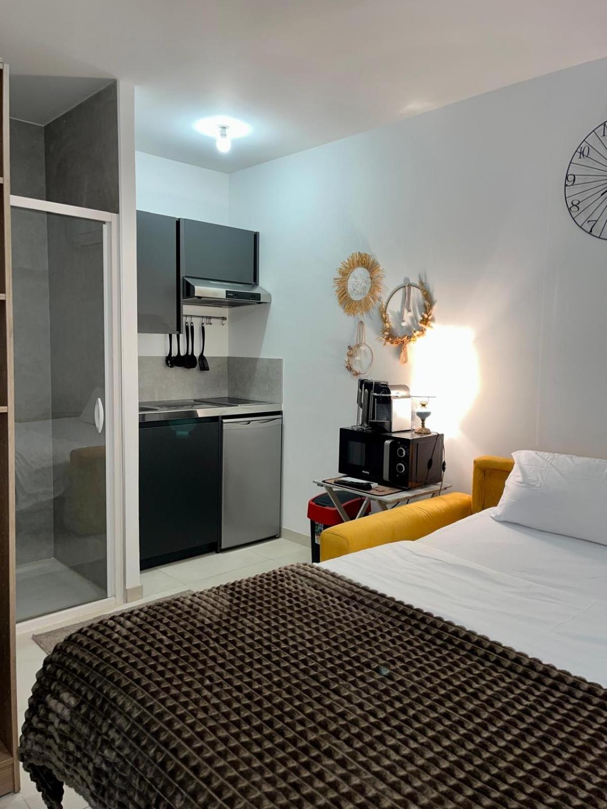 Studio neuf avec acces piscine