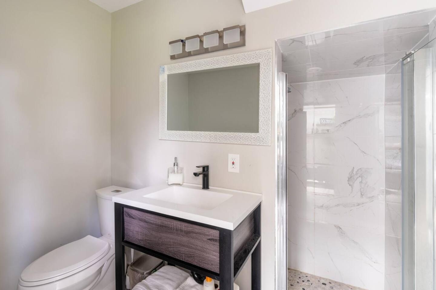 ENTIRE BACHELOR UNIT EN-SUITE UPTOWN WATERLOO - e4