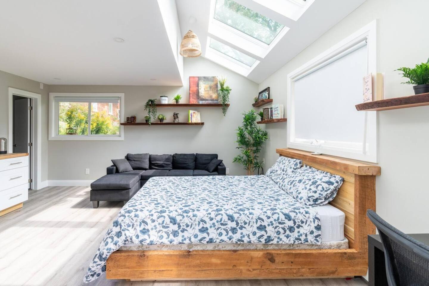 ENTIRE BACHELOR UNIT EN-SUITE UPTOWN WATERLOO - e4