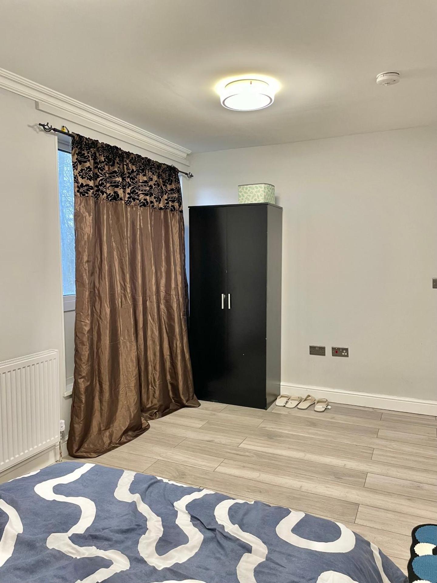 Double Room in Colindale With Shared Bathroom