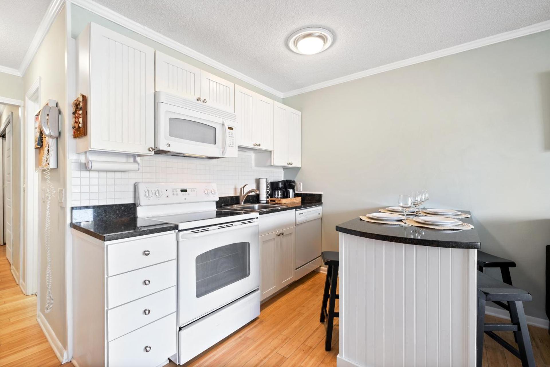 5 Min walk to the beach 1st floor condo Sleeps 4