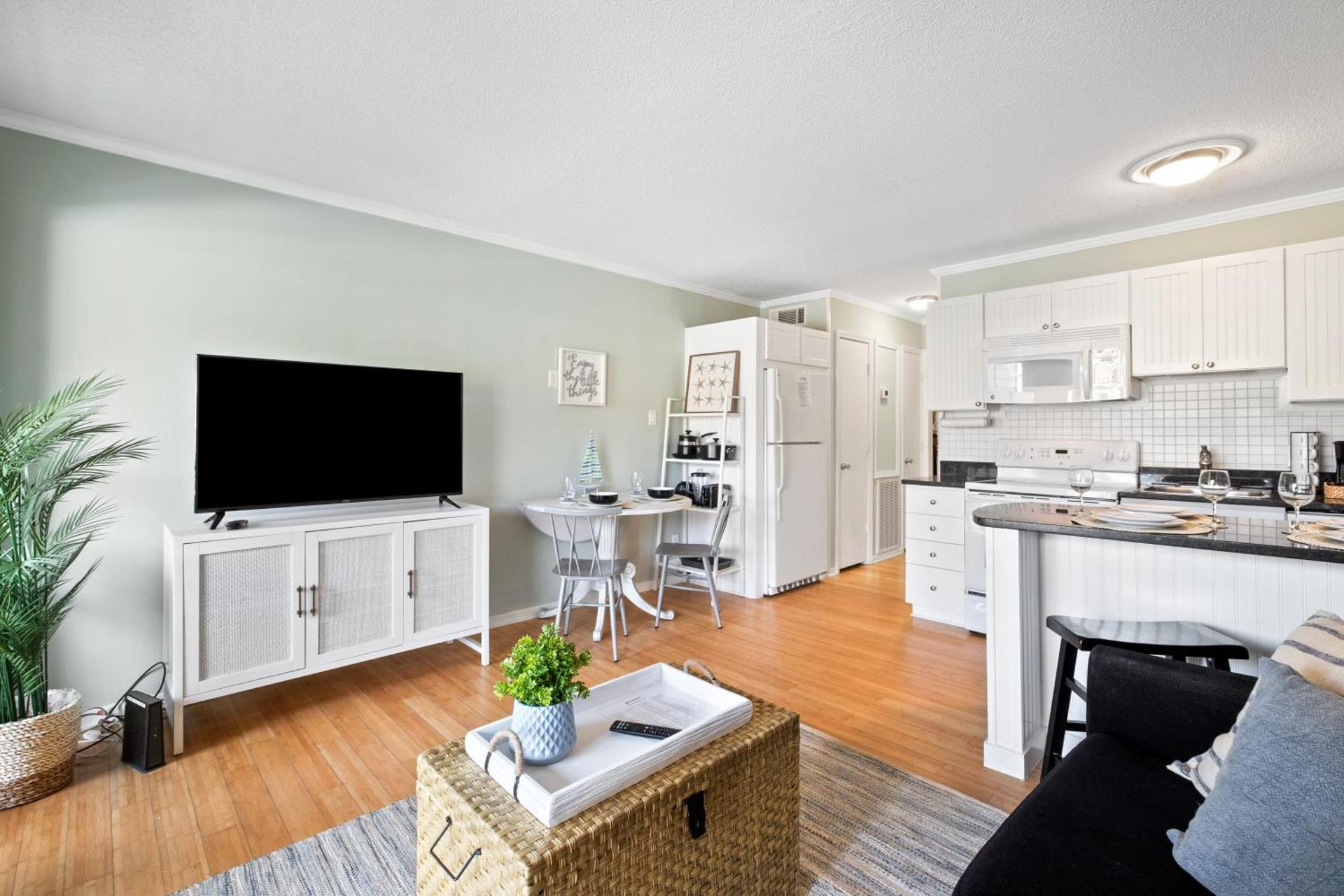 5 Min walk to the beach 1st floor condo Sleeps 4