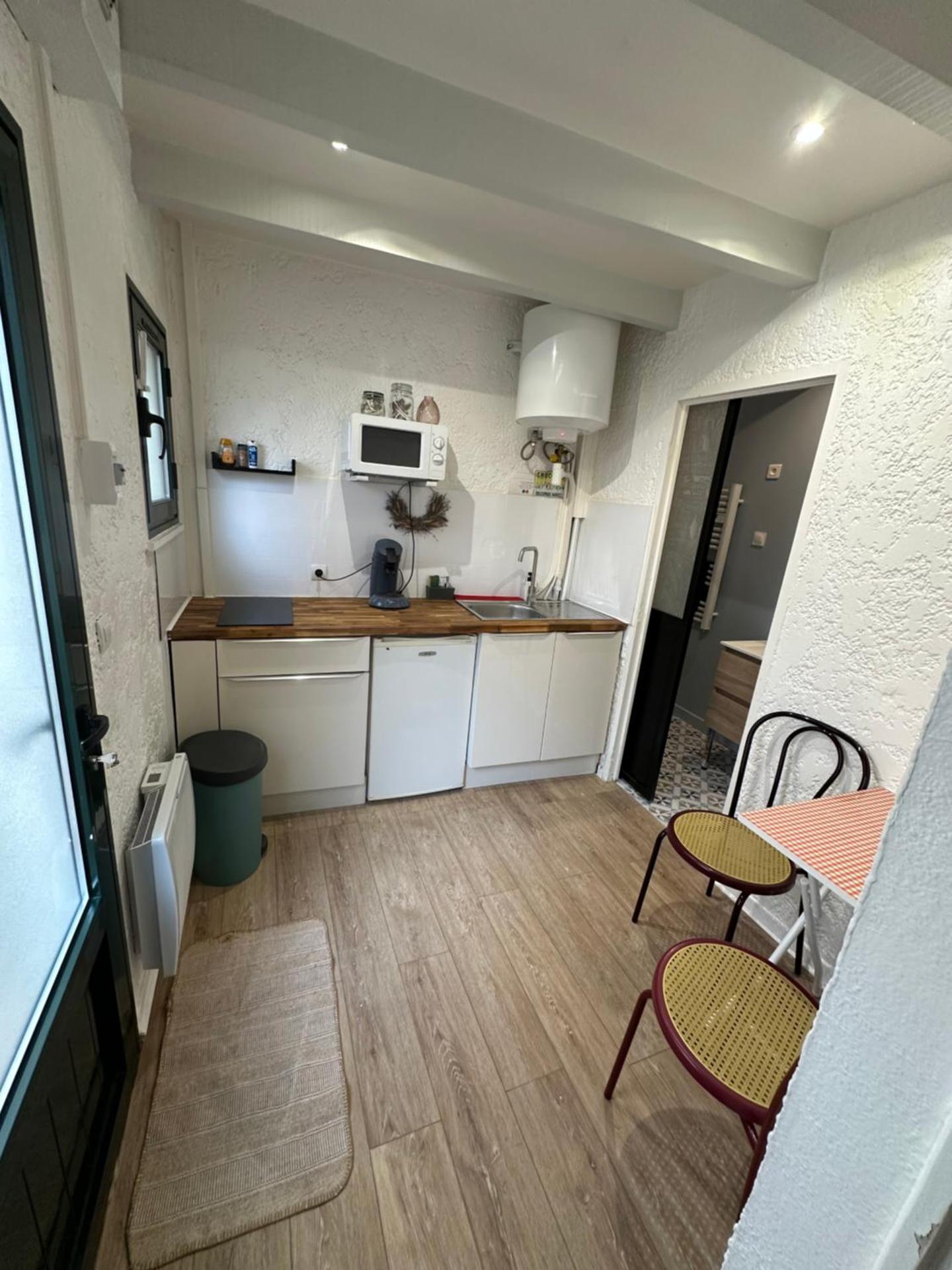 Kitchen or kitchenette