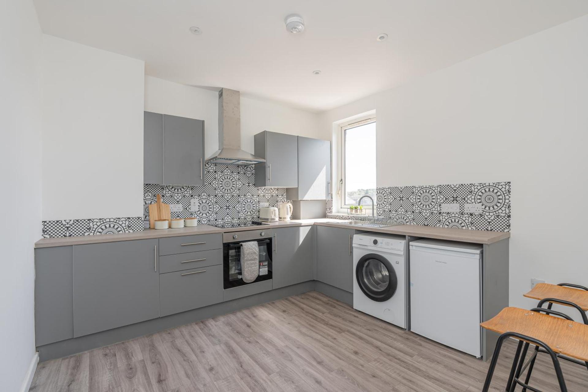 Spacious 3 bed flat- Free parking Edinburgh & Fife
