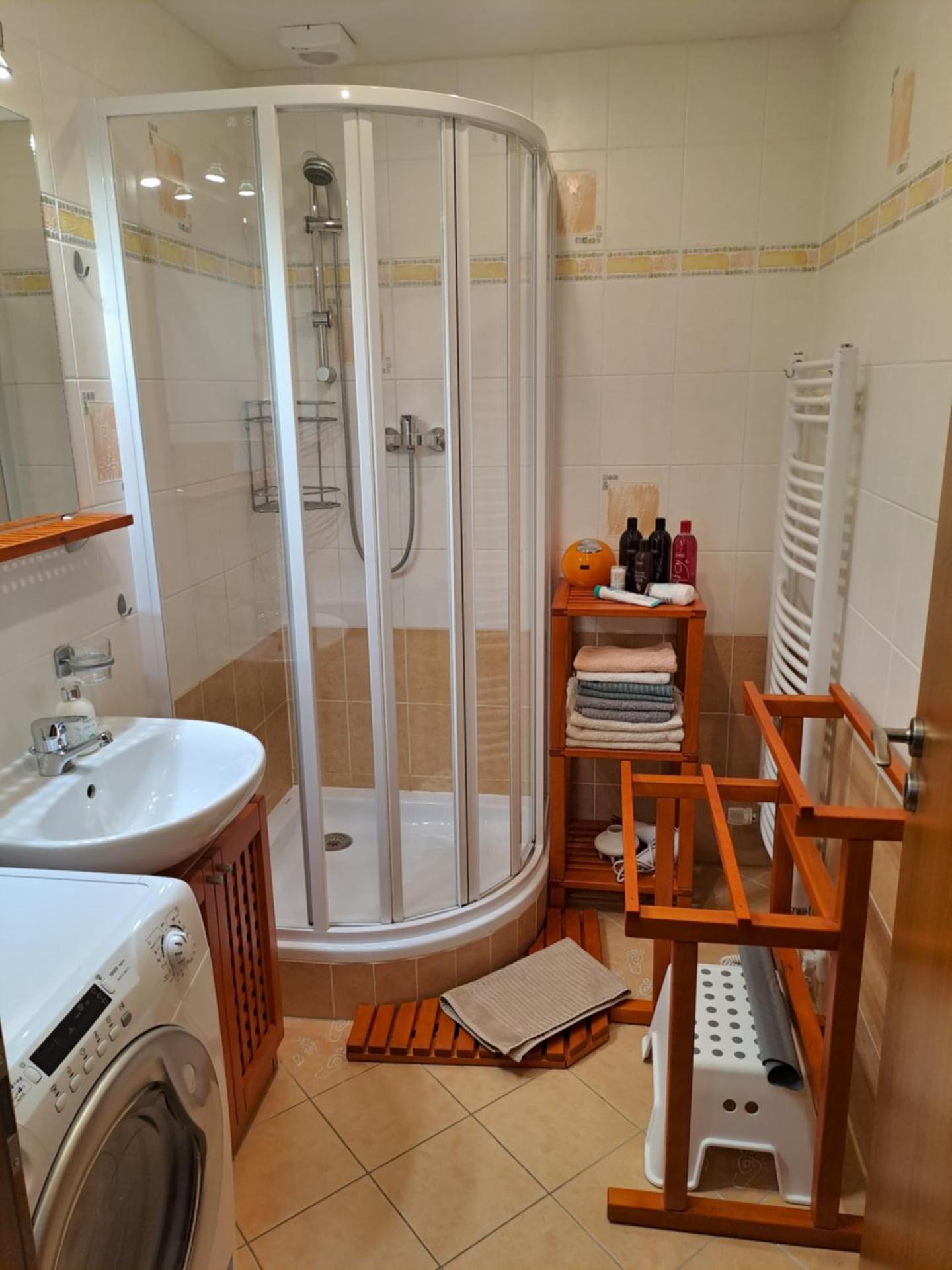 HARRADISE - Plně vybavený apartmán pod Mumlavským vodopádem, přímo na cestě na HŘEBENY, ideální na BĚŽKY a SKIALPY, ZAHRADA na zimní radovánky, kousek do CENTRA i SKIAREÁLU, vybavení i pro DĚTI, absolutní KLID