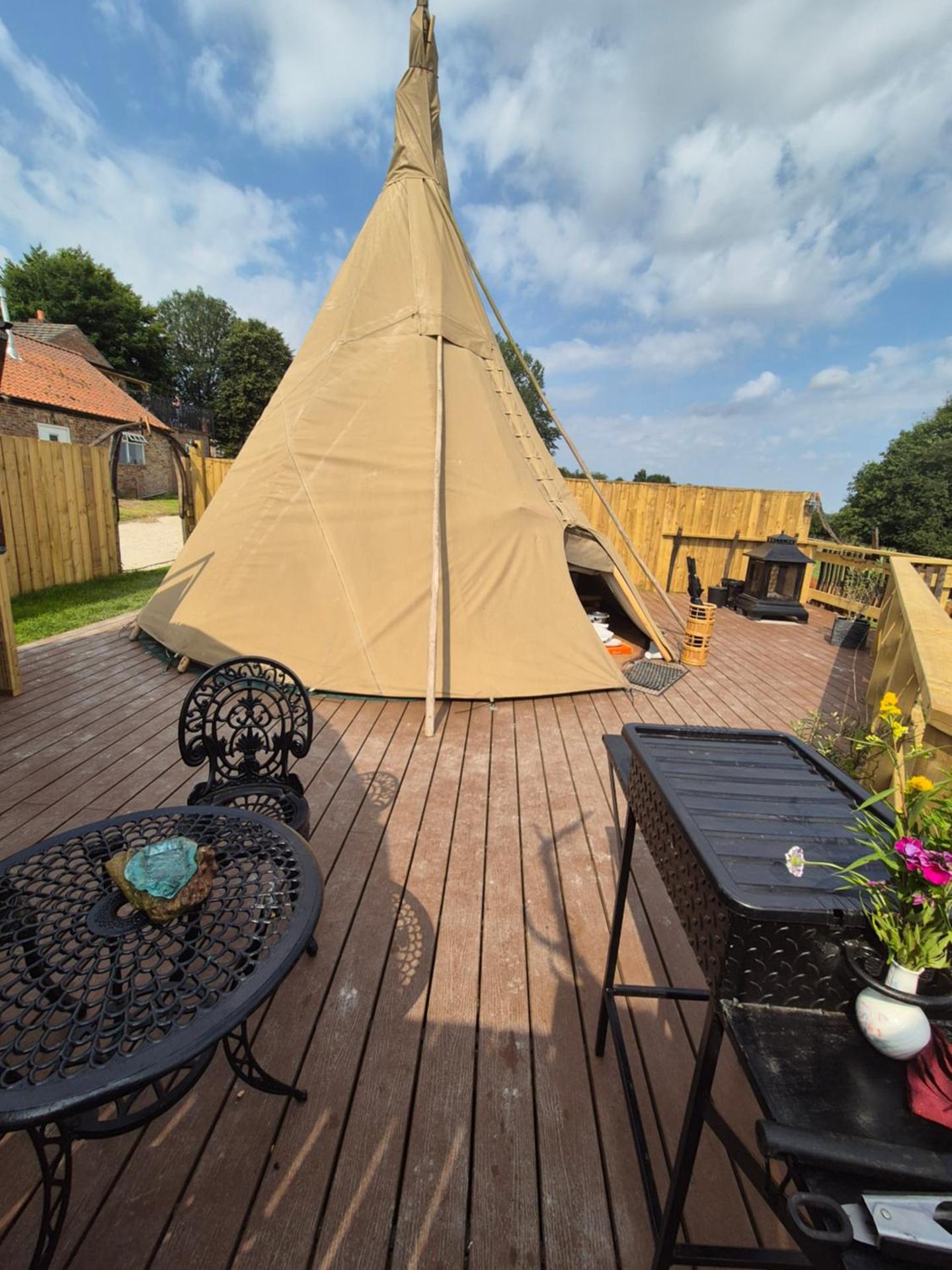 Burtree Country House, Tipi's, Treehouse & Lodge & house rooms with hot tubs in a private garden
