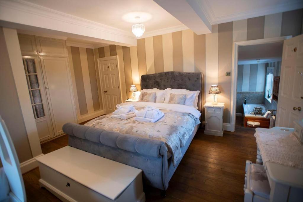 Burtree Country House, Tipi's, Treehouse & Lodge & house rooms with hot tubs in a private garden