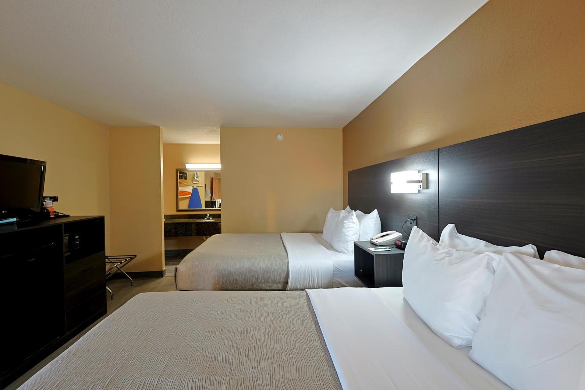 Quadruple Room with Two Queen Beds - Non Smoking/Pet Friendly