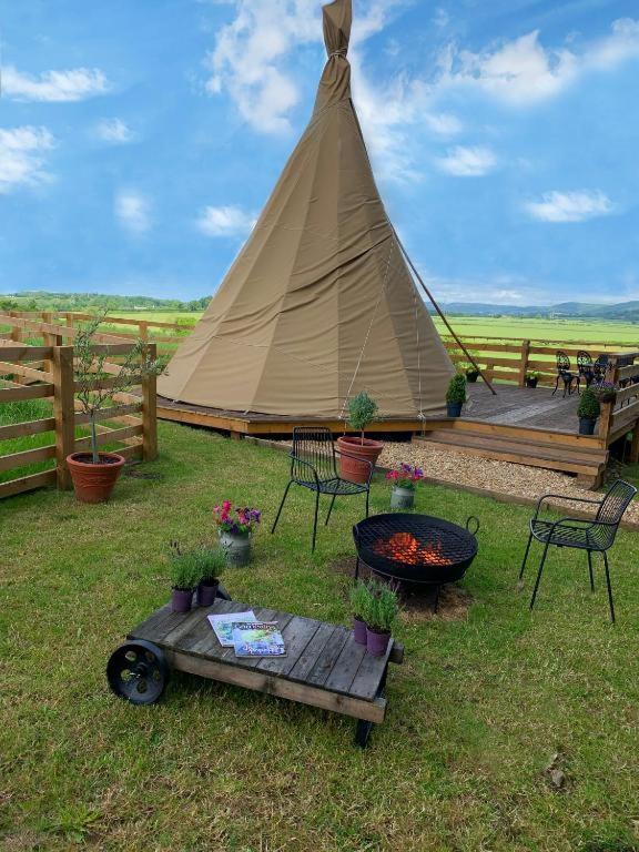 Burtree Country House, Tipi's, Treehouse & Lodge & house rooms with hot tubs in a private garden
