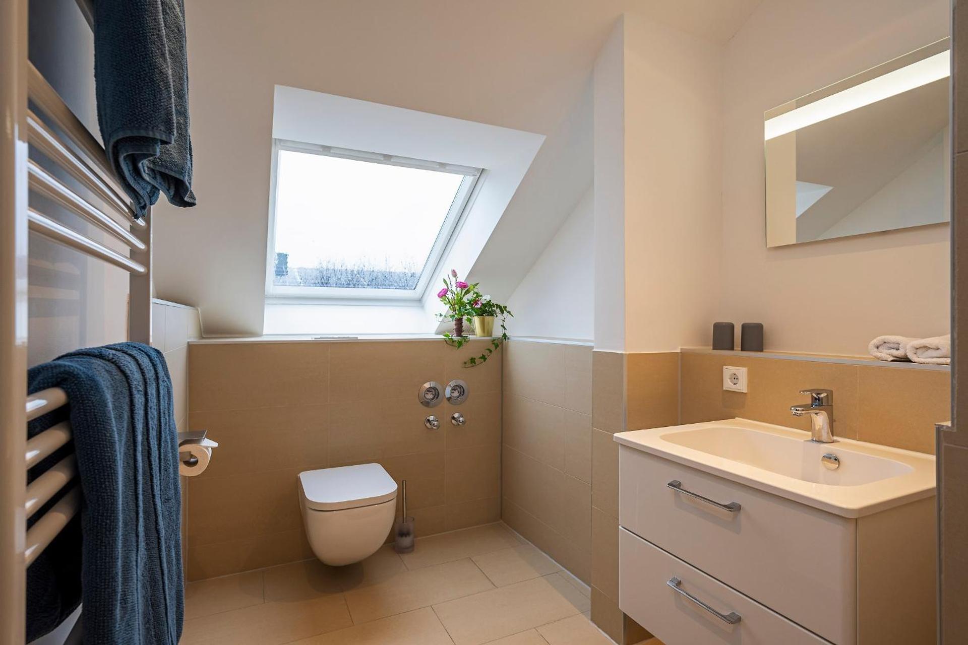 Sieben Zimmer & Ein Tisch