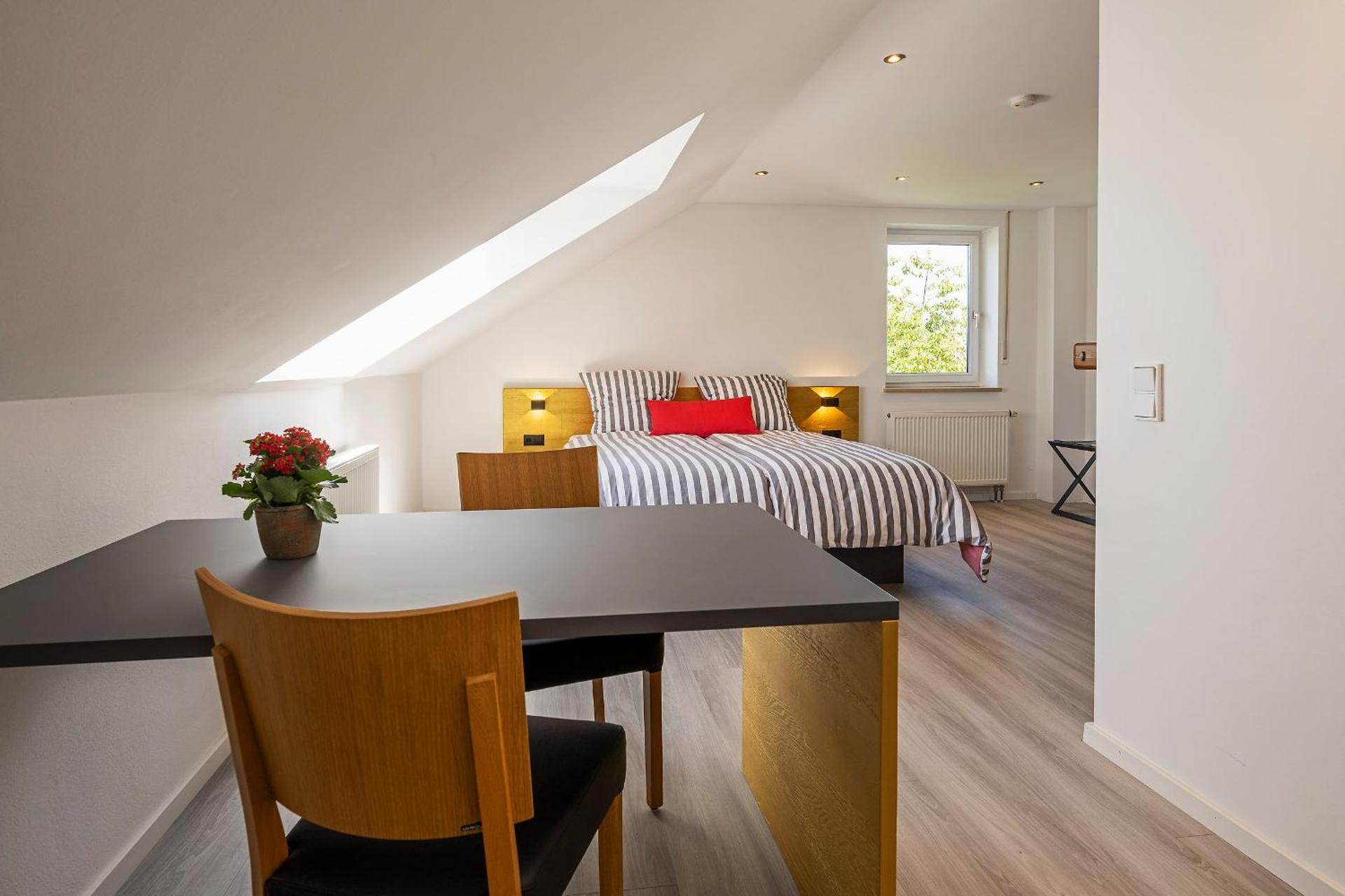 Sieben Zimmer & Ein Tisch