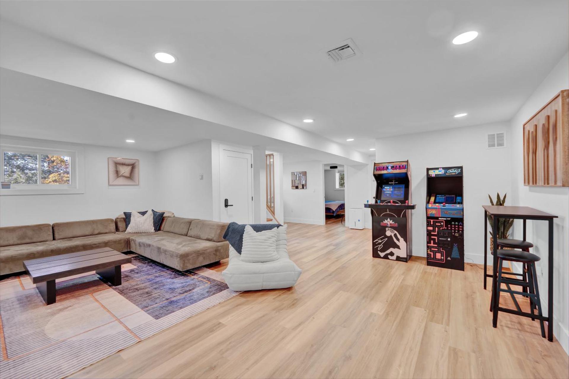 Lakeside, Dock, Hot Tub, Kayaks, Arcade, Playset