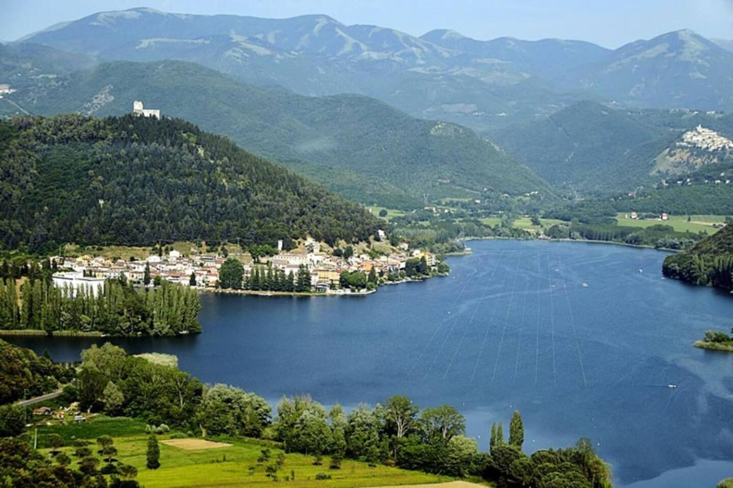 Casetta sul lago in Umbria