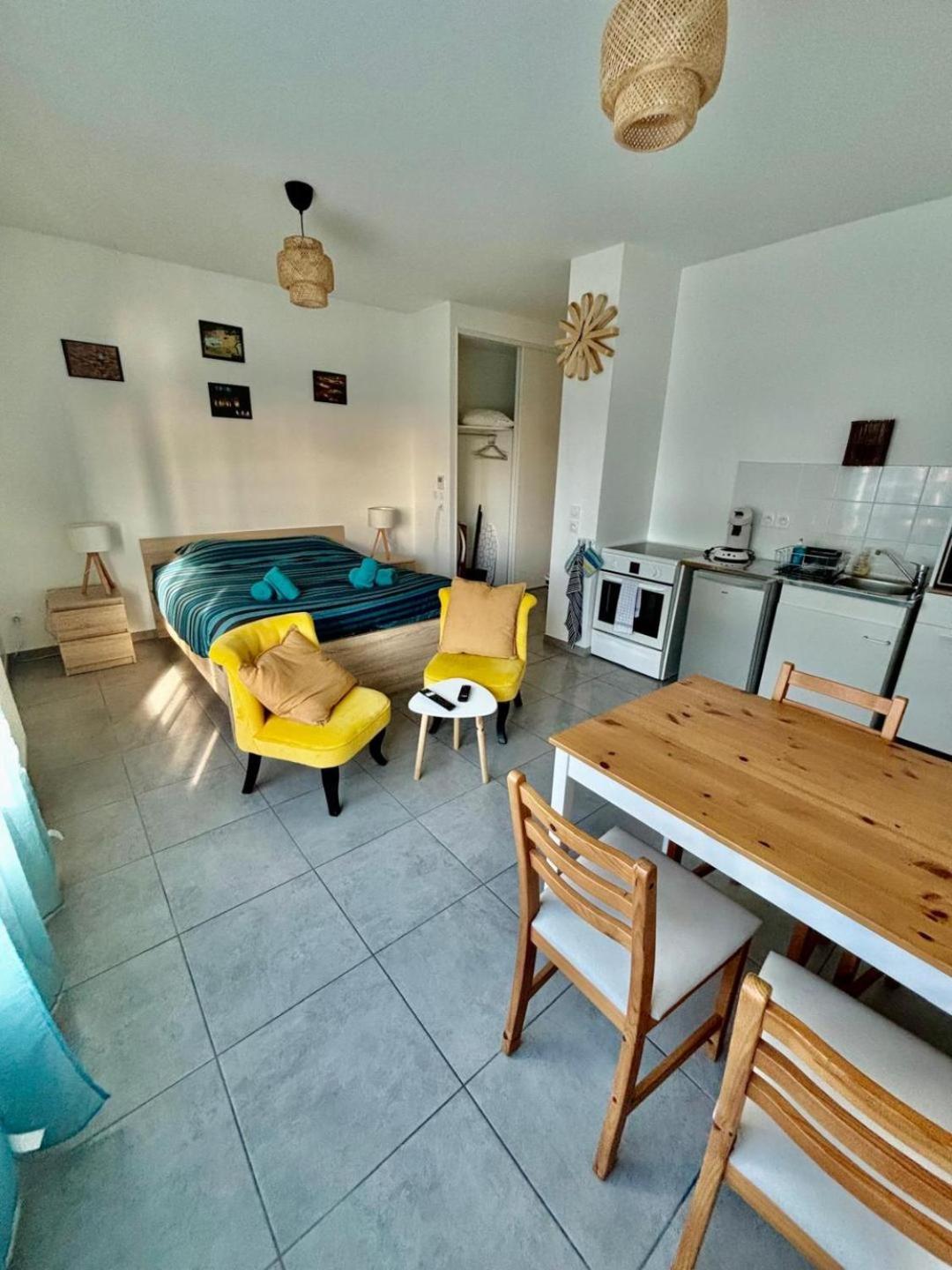 Studio neuf, Métro, Résidence protégée