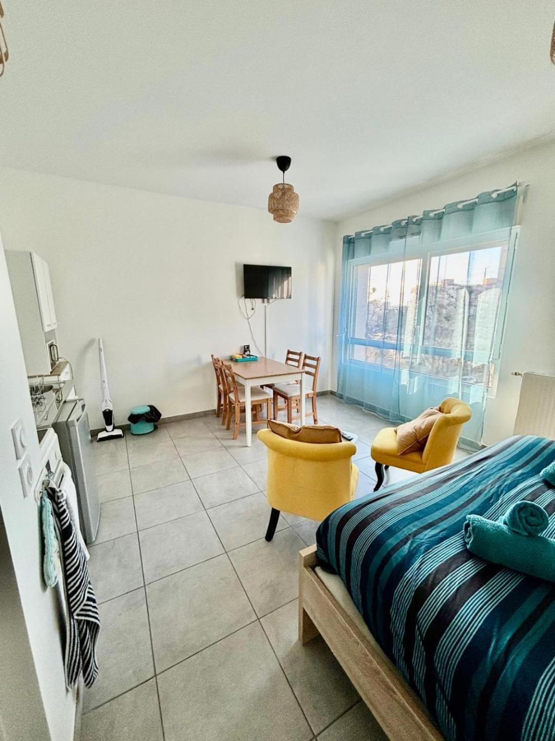 Studio neuf, Métro, Résidence protégée