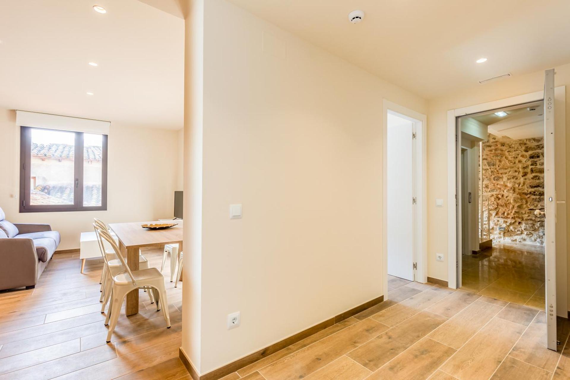 Can Cintet 2-2, Vive en el casco antiguo de Besalú