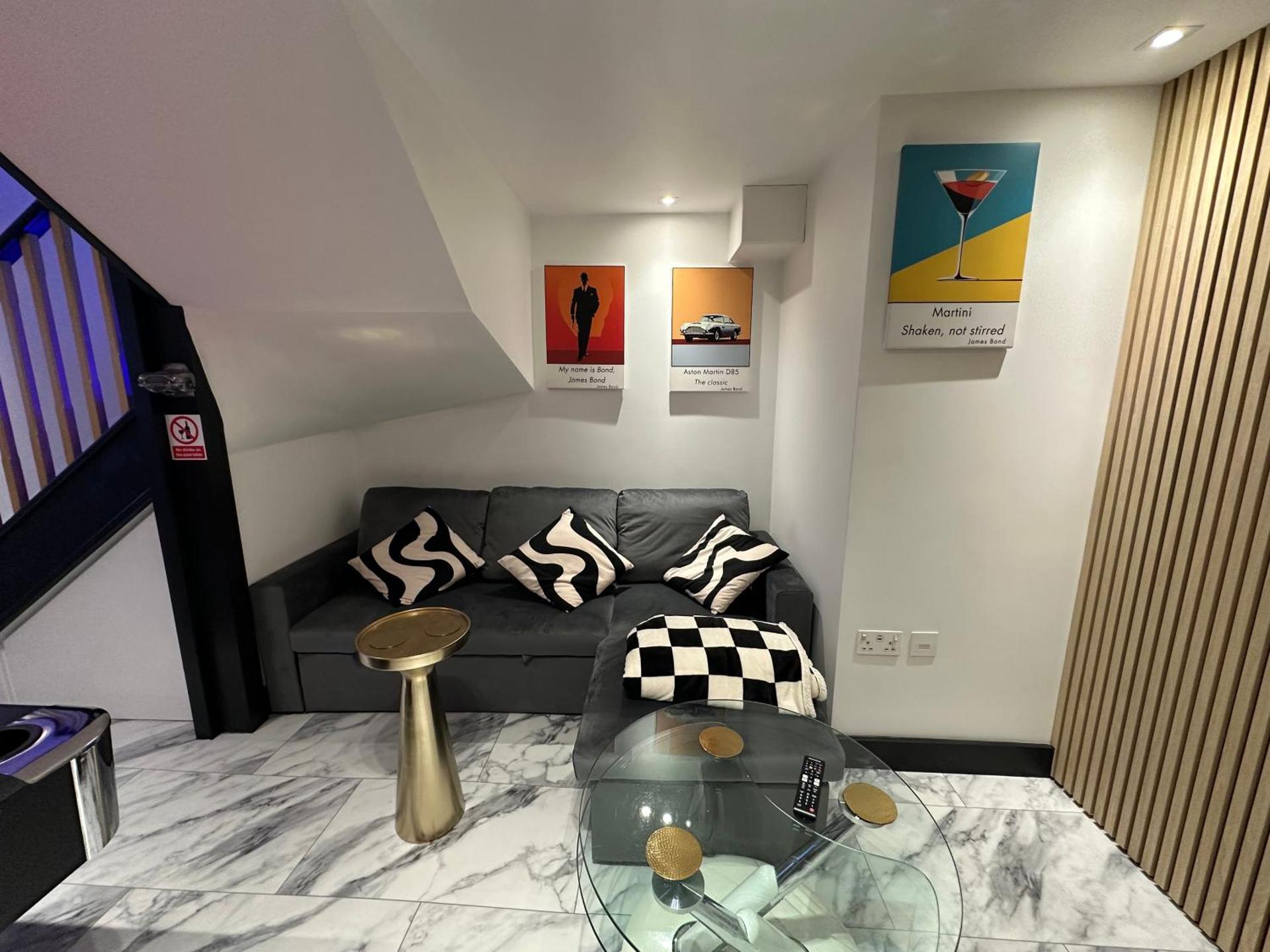 The Secret Agent Apartment - Brought to you by Coastline Retreats - Brand New - 2 mins walk to Beach - Childrens play den - Pool Table - Time Crisis Arcade Machine