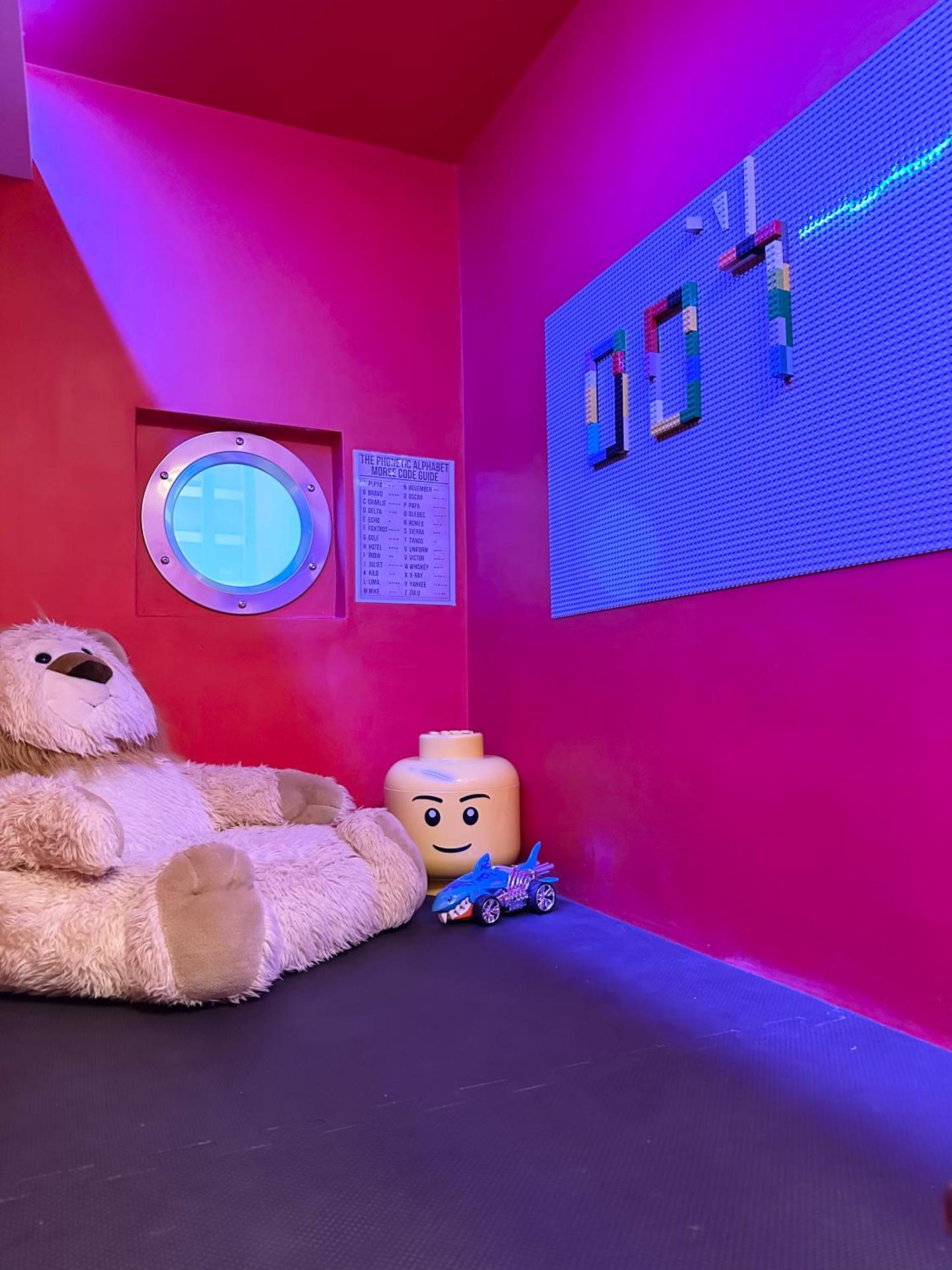 The Secret Agent Apartment - Brought to you by Coastline Retreats - Brand New - 2 mins walk to Beach - Childrens play den - Pool Table - Time Crisis Arcade Machine