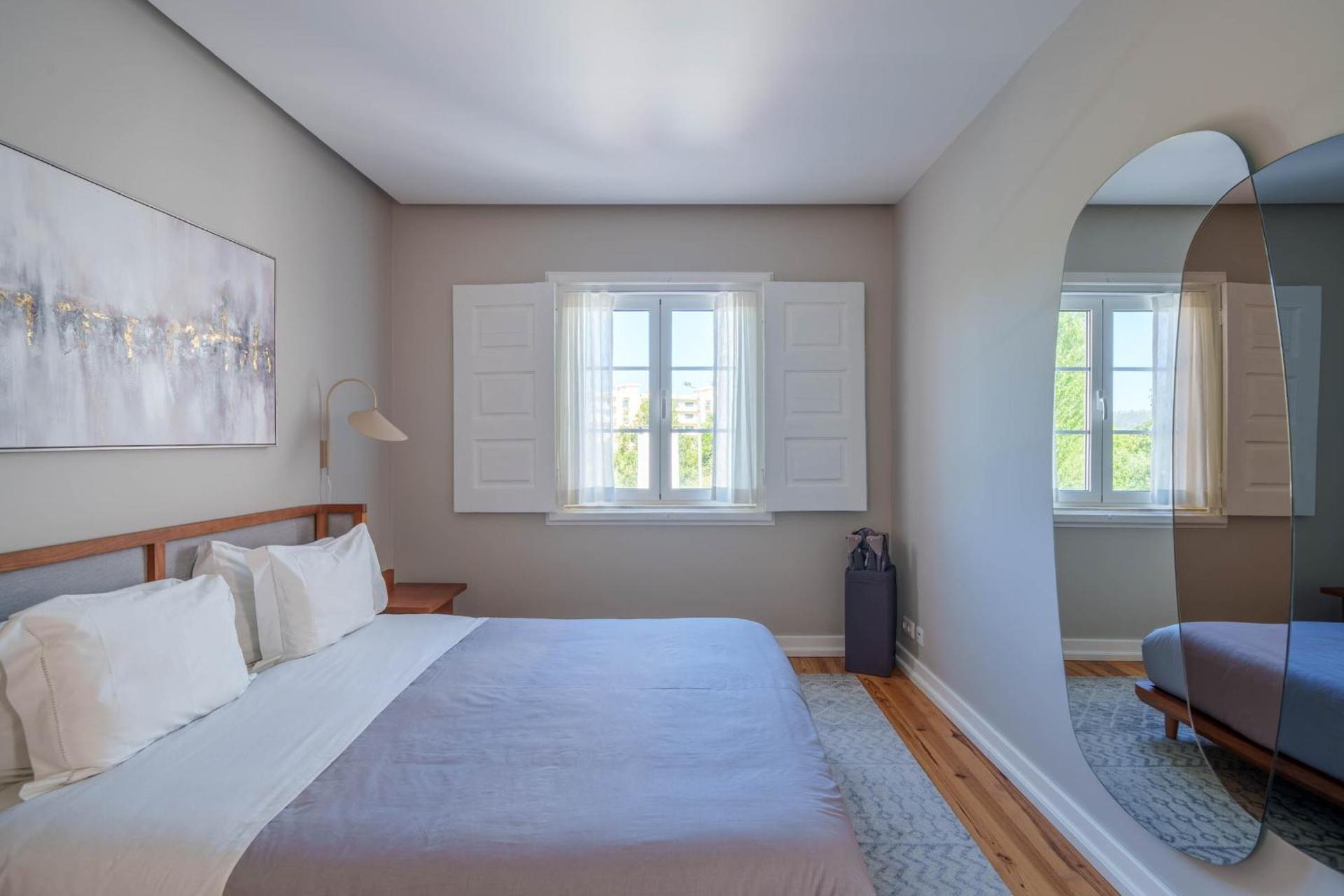 Bacelos pink house - riverfront with jacuzzi