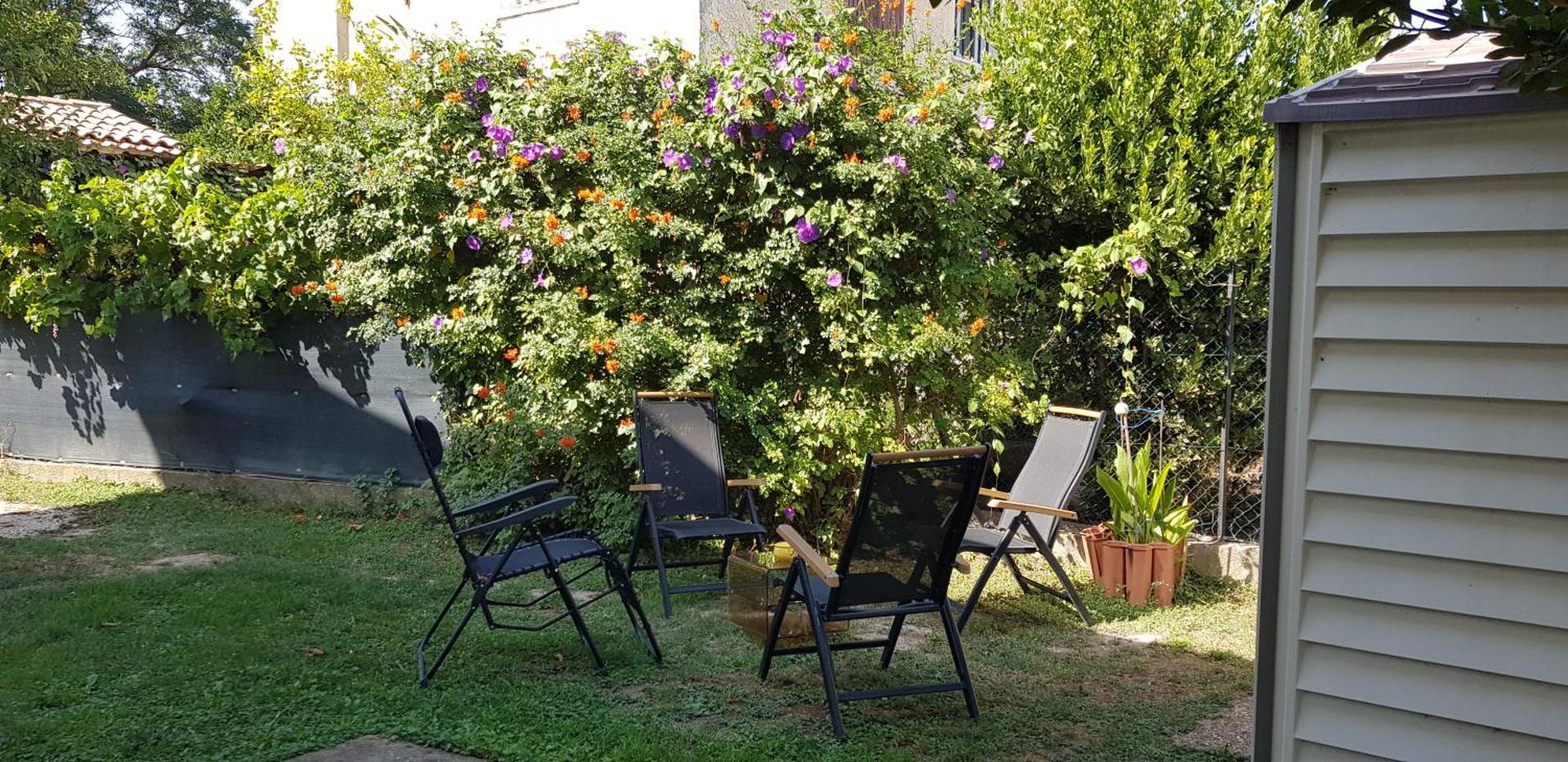 Superbe T2 avec jardin, piscine-enfant et parking