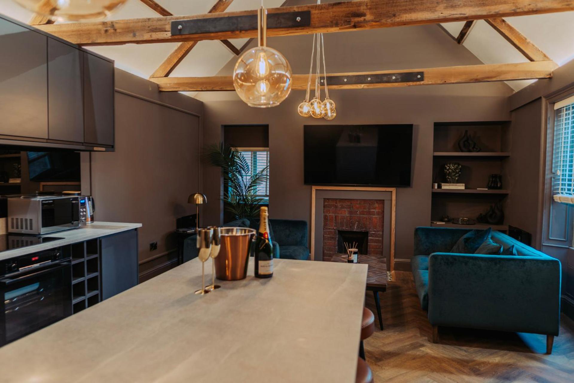 Magistrates Penthouse Suite - Town Centre Apartments with Spa