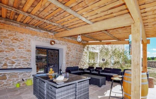 Tournissan L'Auberge du Chateau avec ça piscine