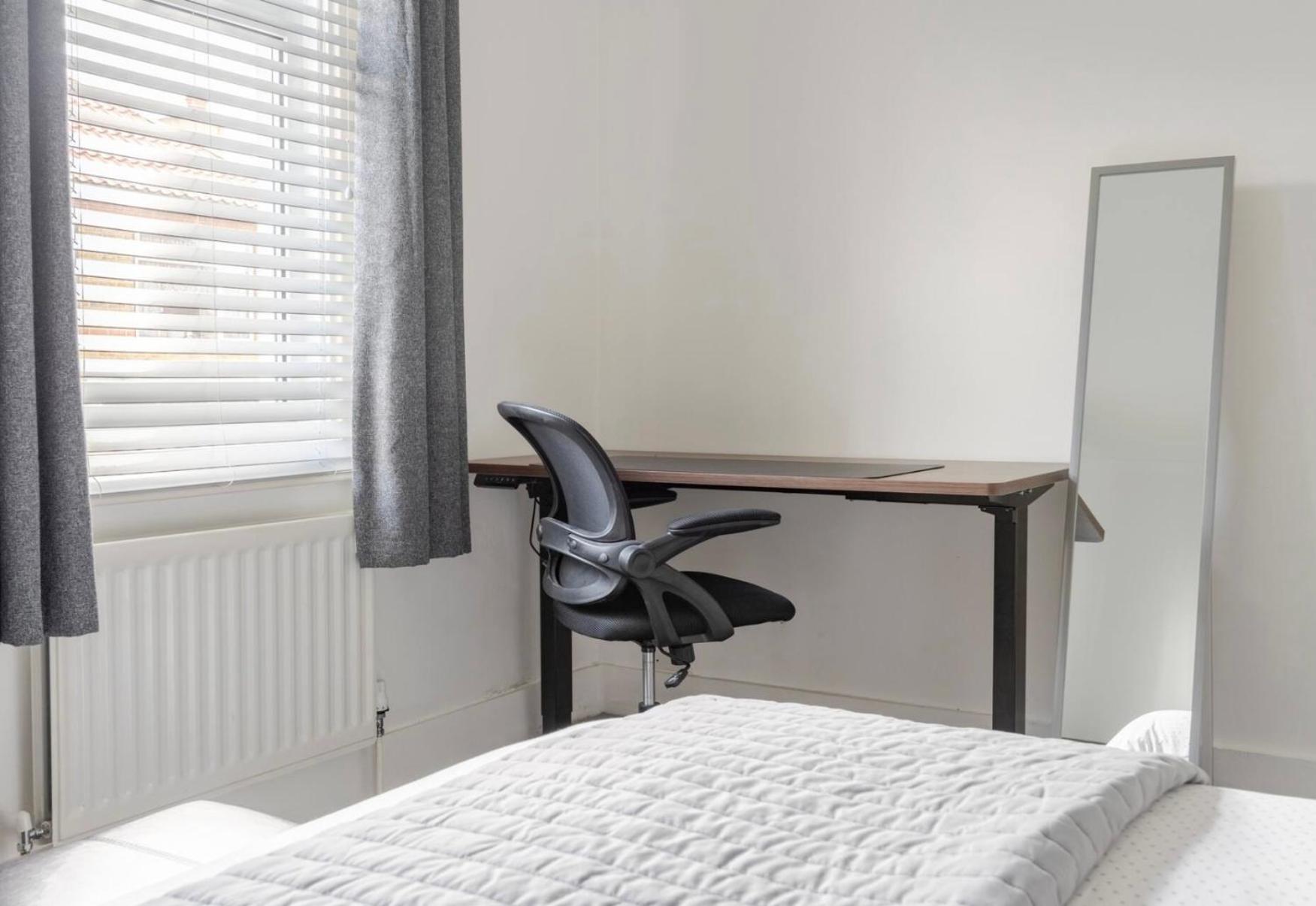 Modern 2 Bed House in Rainham, Kent - Central Location