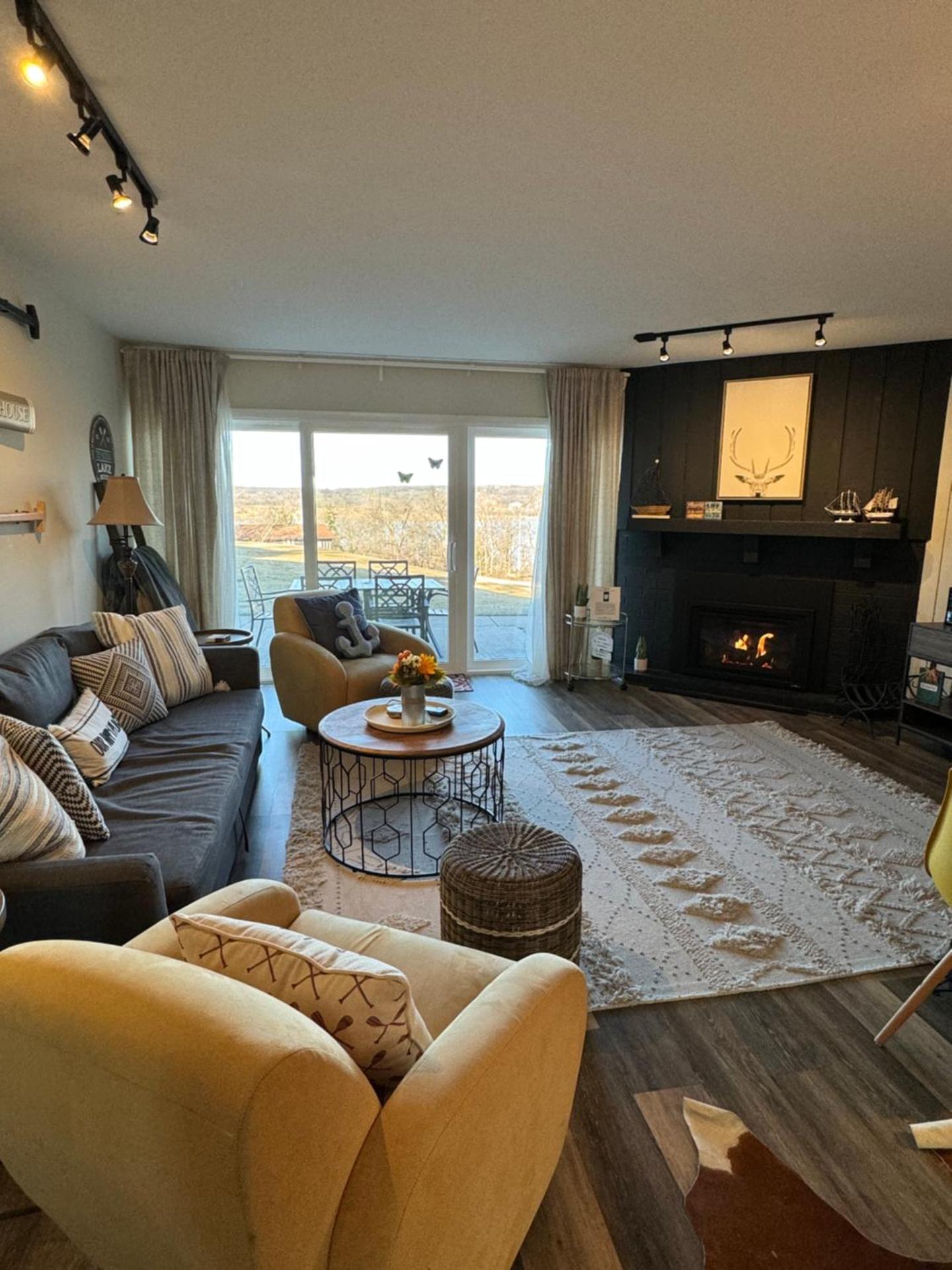 Newly Updated Modern, Spacious, and Cozy Condo- Right on the Lake!